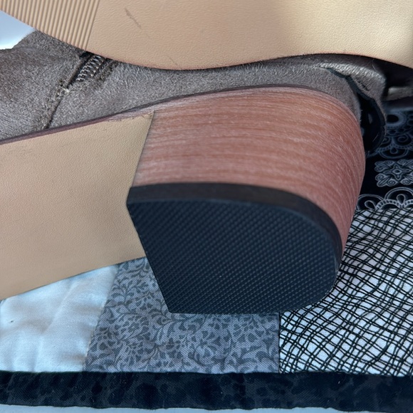 Brand new. Tried on but lived in the closet.Faux suede cowgirl boots Tan size 11 - Picture 6 of 9